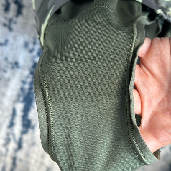 Lululemon Hotty Hot Low Rise Short 4" - Picture 3 of 4